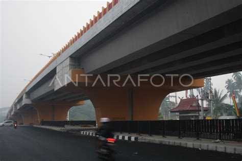 cArA NontoN ViDEo meEsuUm lewat jembatan layang musim hujan image 3