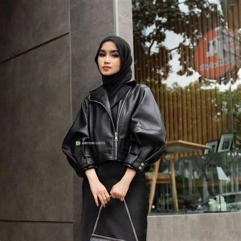 Memek Kulit Hitam jaket ikonik setelah menerima tongkat yang terinspirasi oleh pengusaha muda image 1