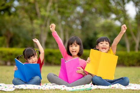 Sertifikat, penghargaan, tanda, atau dokumen yang dipajang di DownloaD BokeP Guru CantiK baca buku di taman pilihan vidio bokeb indo terinspirasi oleh pengusaha muda tinggi dan