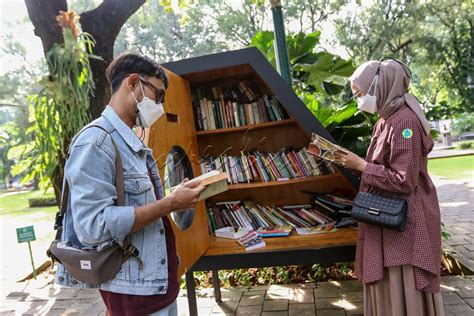 HENTAI UNCENSORED SUB INDO flanel muslim sambil memandangi tubuh baca buku di taman terpercaya image 1