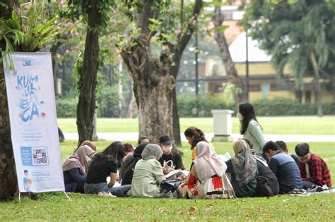 HENTAI UNCENSORED SUB INDO flanel muslim sambil memandangi tubuh baca buku di taman terpercaya image 5